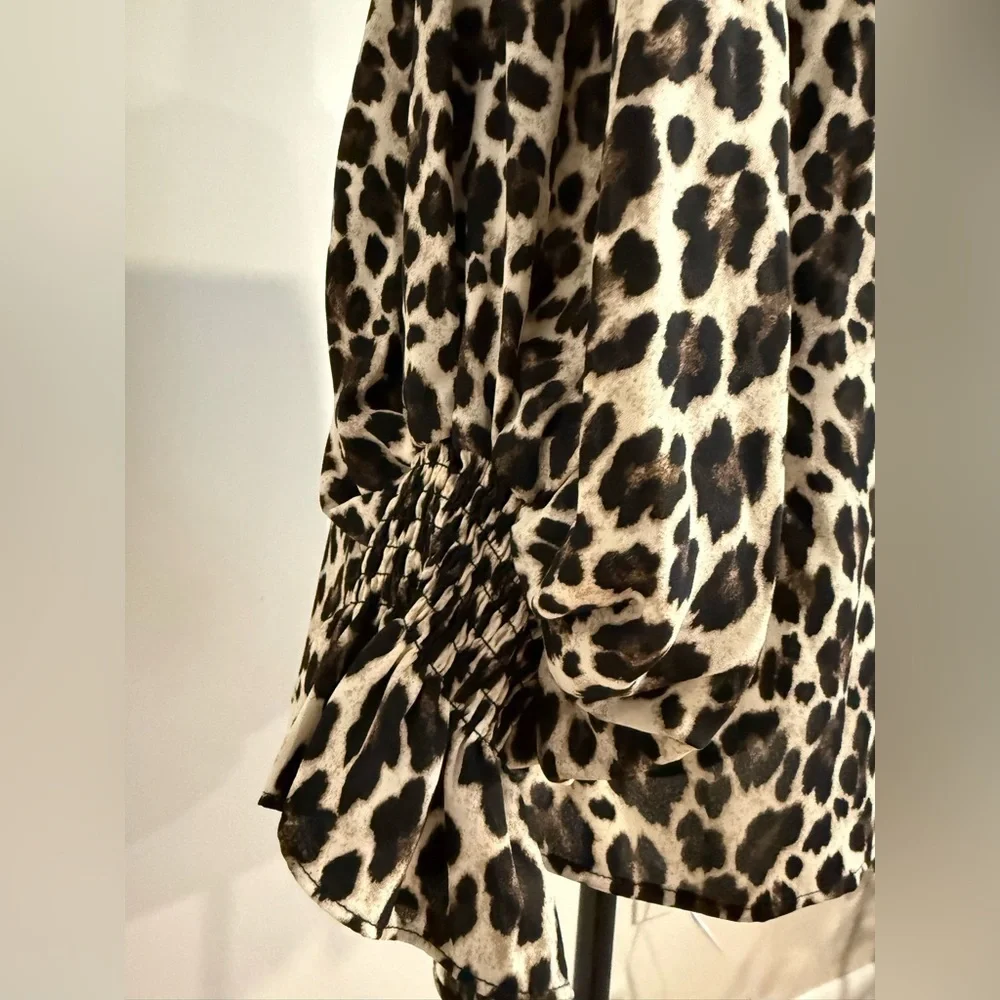 NWT Vince Camuto Leopard Smocked Blouse